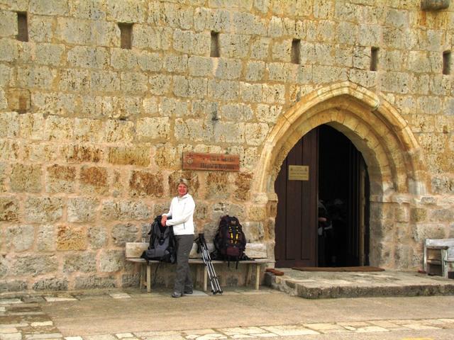 Mäusi vor dem Eingang der Ermita de San Nicolás. Ein ganz spezieller Ort