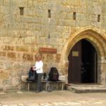 Mäusi vor dem Eingang der Ermita de San Nicolás. Ein ganz spezieller Ort