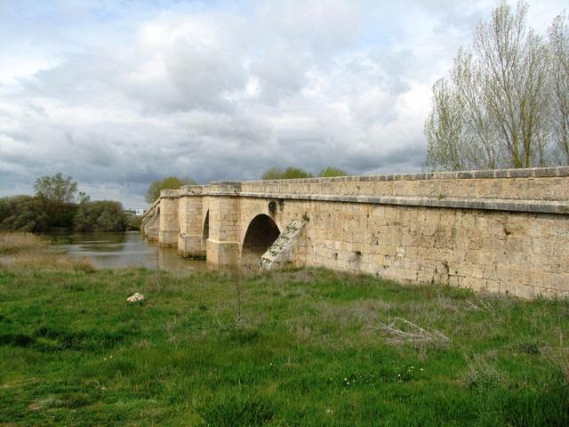 die Brücke aus dem 12.Jh. überspannt den Río Pisuerga