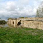 die Brücke aus dem 12.Jh. überspannt den Río Pisuerga