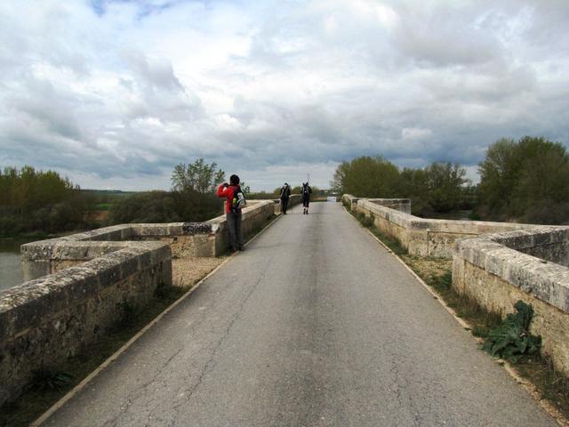 über die schöne Brücke überqueren wir nicht nur den Río Pisuerga, sondern auch die Provinzen Burgos/Palencia