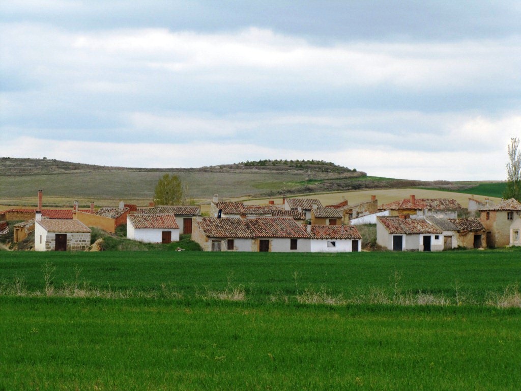 ein Bauerndorf in der unendlichen Weite der Meseta. Alle Häuser nah beieinander, so sind sie dem Wind nicht so ausgesetzt