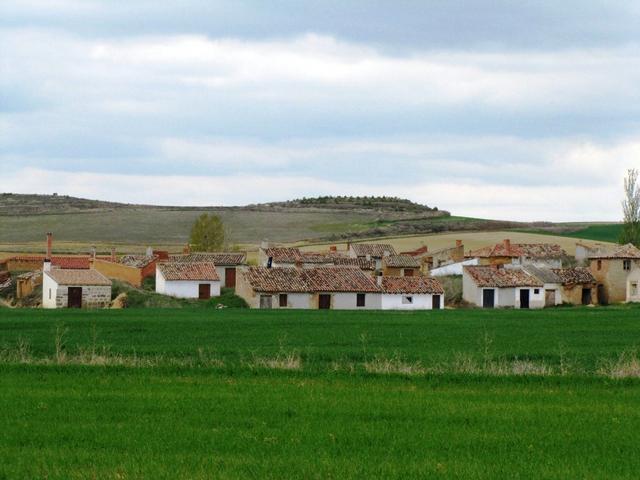 ein Bauerndorf in der unendlichen Weite der Meseta. Alle Häuser nah beieinander, so sind sie dem Wind nicht so ausgesetzt