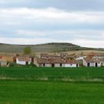 ein Bauerndorf in der unendlichen Weite der Meseta. Alle Häuser nah beieinander, so sind sie dem Wind nicht so ausgesetzt