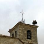 auf dem Kirchturm, wie sollte es auch anders sein, ein Storchennest mit einem klapperndem Storchenpaar