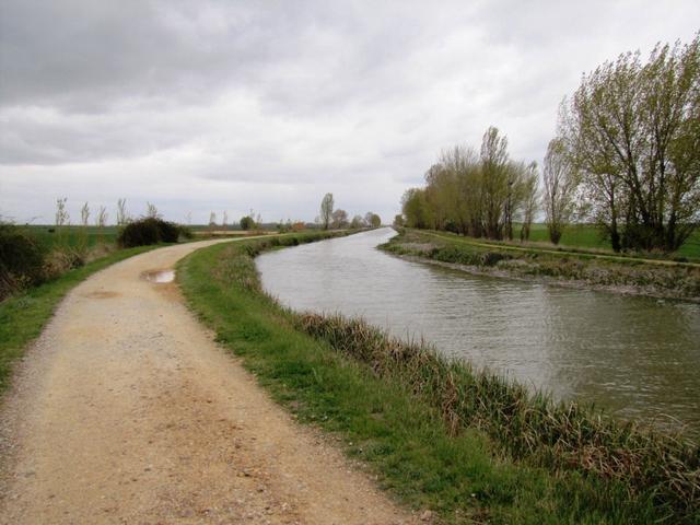 wir haben den 207 km langen Canal de Castilla erreicht. Mit 49 Wehren überwindet der Kanal 150 Höhenmeter