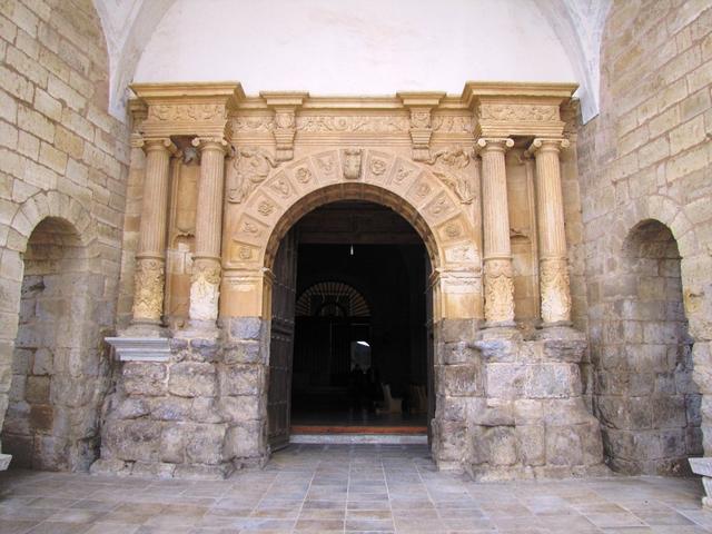 das schöne Renaissance-Portal der Iglesia de San Pedro