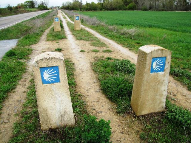 von der Hauptstrasse abgehende Fuhrwege sind mit solchen Betonpfeiler markiert