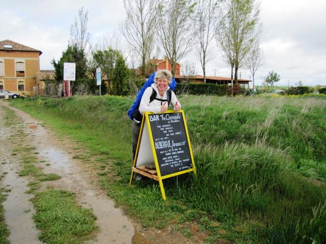 bei Villamentero de Campos endlich eine Bar die offen hat. Mäusi freut sich dementsprechend