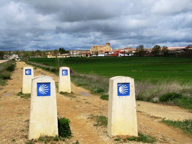 am Horizont taucht Villalcázar de Sirga auf. Ein Besuch des Dorfes lohnt sich