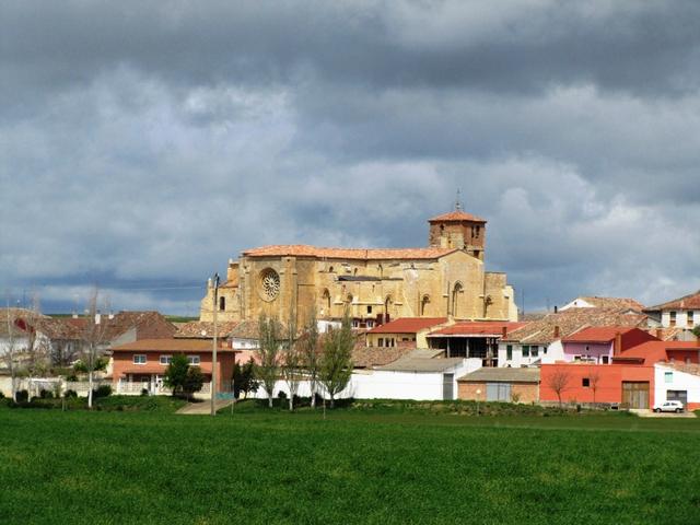 die Iglesia de Nuestra Señora de la Virgen Blanca 13.Jh. überragt alle Häuser des Dorfes