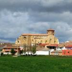 die Iglesia de Nuestra Señora de la Virgen Blanca 13.Jh. überragt alle Häuser des Dorfes