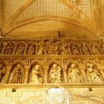 Christus und die Apostel über den romanischen Trichterportal