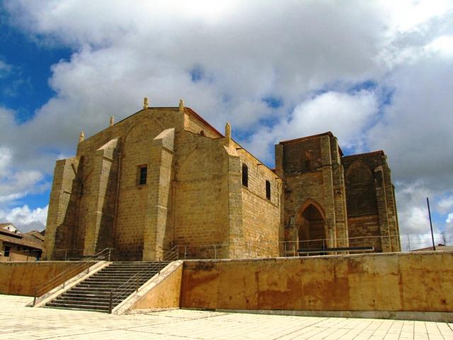 wir verlassen Villalcázar de Sirga mit seiner schönen Kirche