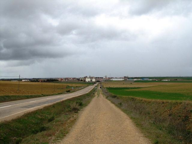 am Horizont taucht Carrión de los Condes auf