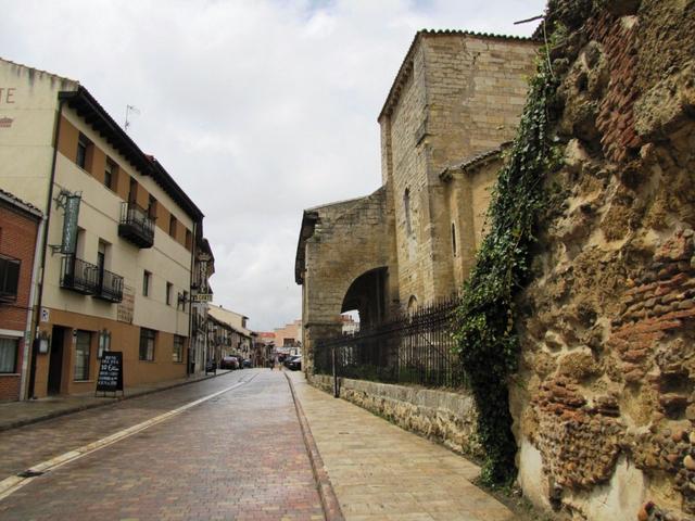 wir haben die Iglesia de Santa Maria del Camino 12.Jh. erreicht.