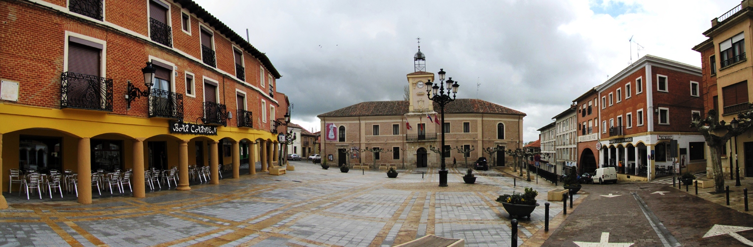 schönes Breitbildfoto vom Dorfplatz von Carrión de los Condes