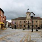 schönes Breitbildfoto vom Dorfplatz von Carrión de los Condes