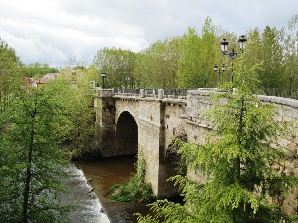 am Ende des Dorfes überschreiten wir den Río Carrión