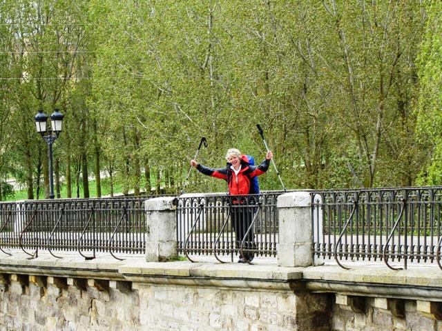 Mäusi auf der Brücke die über den Río Carrión führt