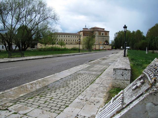 kurz nach der Brücke befindet sich links das ehemalige Kloster Real Monasterio de San Zoilo