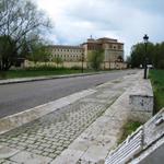 kurz nach der Brücke befindet sich links das ehemalige Kloster Real Monasterio de San Zoilo