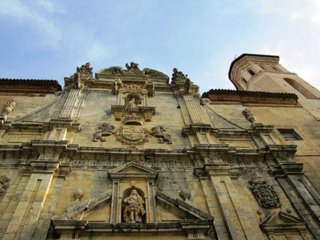 Sehenswert ist die romanische Westfassade 11.Jh.