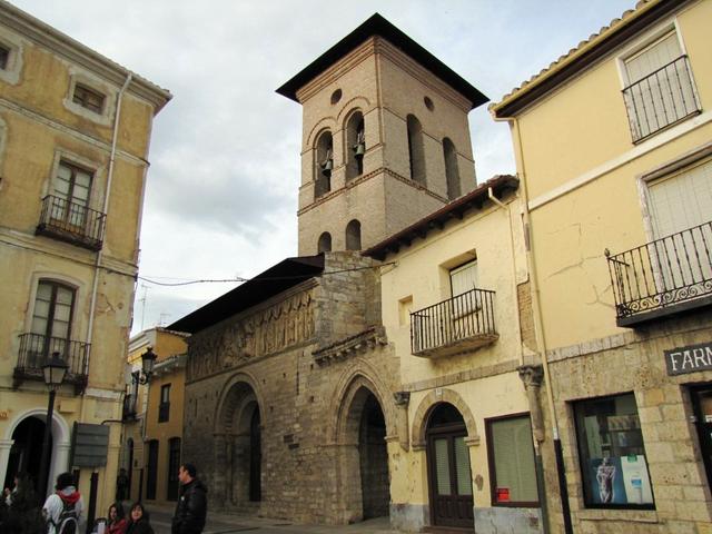 die Iglesia de Santiago 12.Jh. wird von einem der grössten Kunstwerke am Camino gekrönt