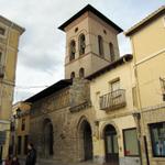 die Iglesia de Santiago 12.Jh. wird von einem der grössten Kunstwerke am Camino gekrönt