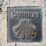 die Markierungen am Boden führen uns gut durch Carrión de los Condes