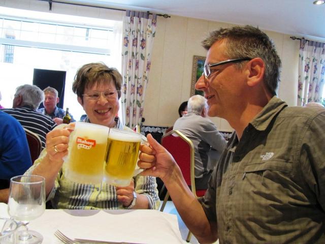 Franco und Theresia geniessen ein kühles Bier vor dem Nachtessen