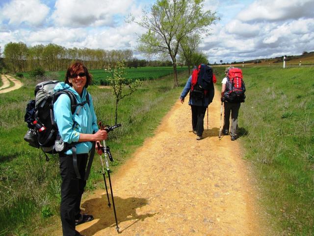 auf dem Weg nach Ledigos mit Maria. Mäusi im Gespräch mit Hans, dem Vater von Susanne