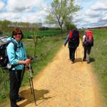 auf dem Weg nach Ledigos mit Maria. Mäusi im Gespräch mit Hans, dem Vater von Susanne