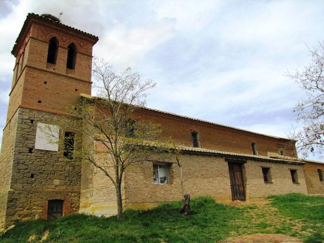 sogar die Kirche ist traditionell mit Adobe, (luftgetrocknete oder gebrannte Lehmziegel) erbaut