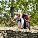 Mäusi winkt anderen Pilger zu