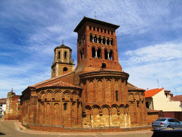 die romanische Iglesia de San Tirso 12.Jh. komplett aus rotem Backstein und im Mudéjar Stil erbaut