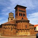 die romanische Iglesia de San Tirso 12.Jh. komplett aus rotem Backstein und im Mudéjar Stil erbaut