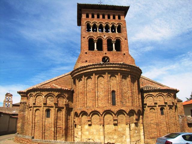 San Tirso ist der früheste Backsteinbau dieser Gegend