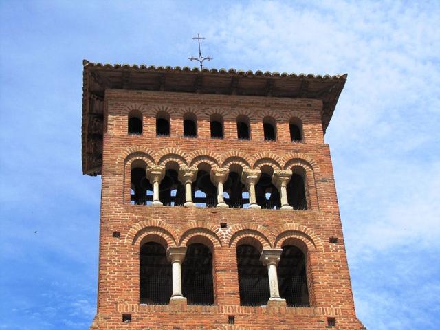 San Tirso hat einen wuchtigen Vierungsturm mit zahlreichen Fenster auf 3 Stockwerken