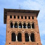 San Tirso hat einen wuchtigen Vierungsturm mit zahlreichen Fenster auf 3 Stockwerken