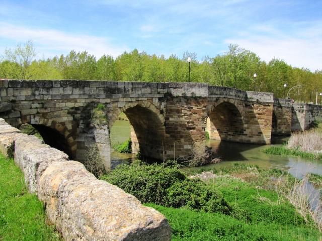 die alte Brücke über den Rio Cea