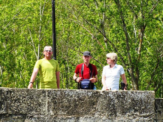 Erich, Johann und Mäusi auf der Brücke die den Rio Cea überspannt