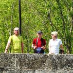 Erich, Johann und Mäusi auf der Brücke die den Rio Cea überspannt