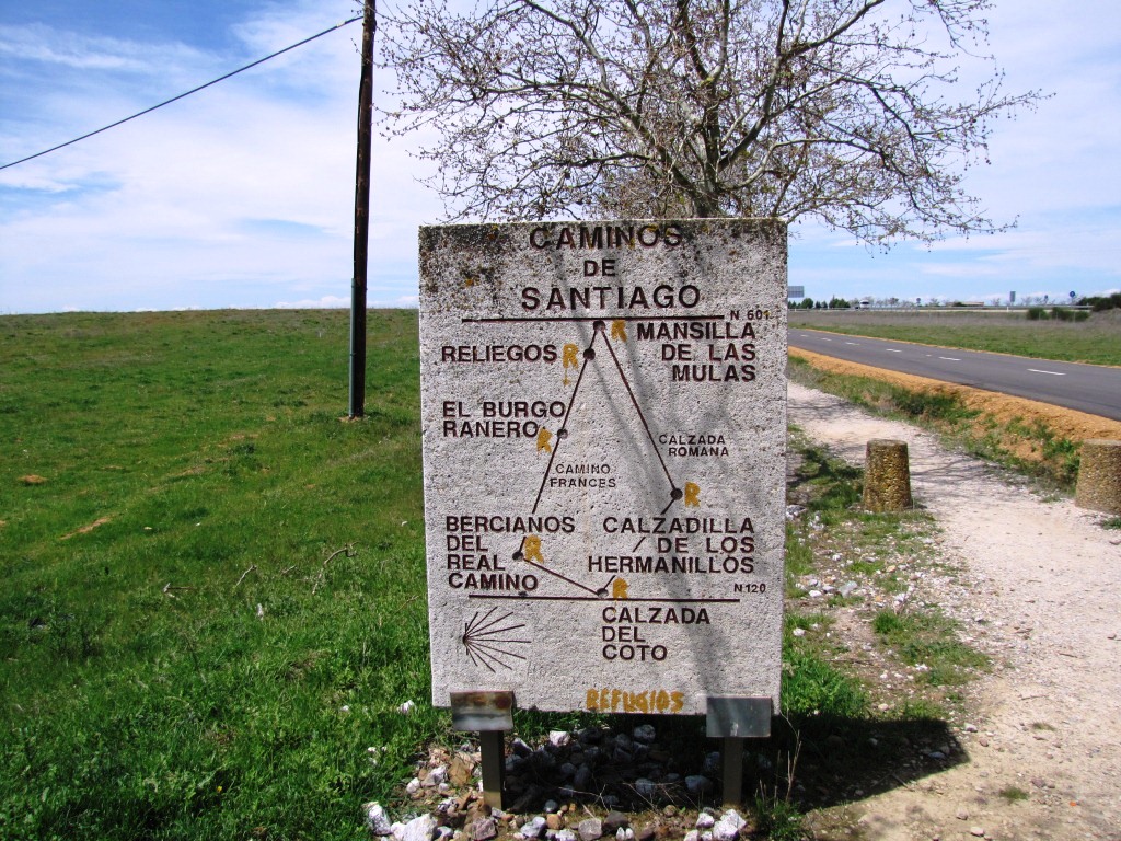 rechts geht es über die Via Traiana (Römerweg). Links über den Real Camino Francés