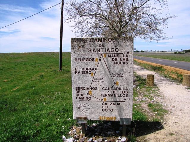 rechts geht es über die Via Traiana (Römerweg). Links über den Real Camino Francés