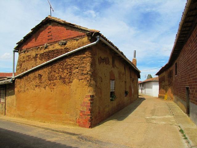 auf der Hauptstrasse von Bercianos del Real Camino