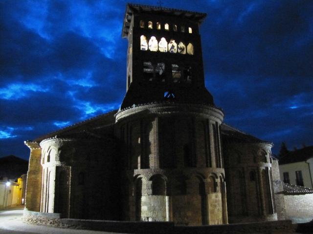 die romanische Iglesia de San Tirso bei Nacht