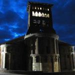 die romanische Iglesia de San Tirso bei Nacht