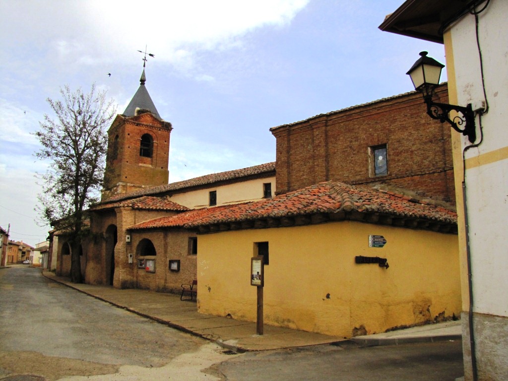 am Vortag in El Burgo Ranero bei der Kirche aufgehört. Heute am gleichen Ort Start der neuen Etappe