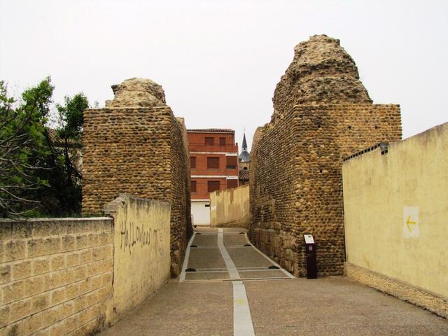 die ehemalige Stadtmauer 11.Jh. von Mansilla de las Mulas. Durch die Puerta Castillo betreten wir das Städtchen